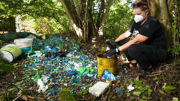 Renata Włazik pobiera próbkę wody z pizometru (metalowa rura wbitą w ziemię, która sięga do wód gruntowych), sierpień 2022 r.