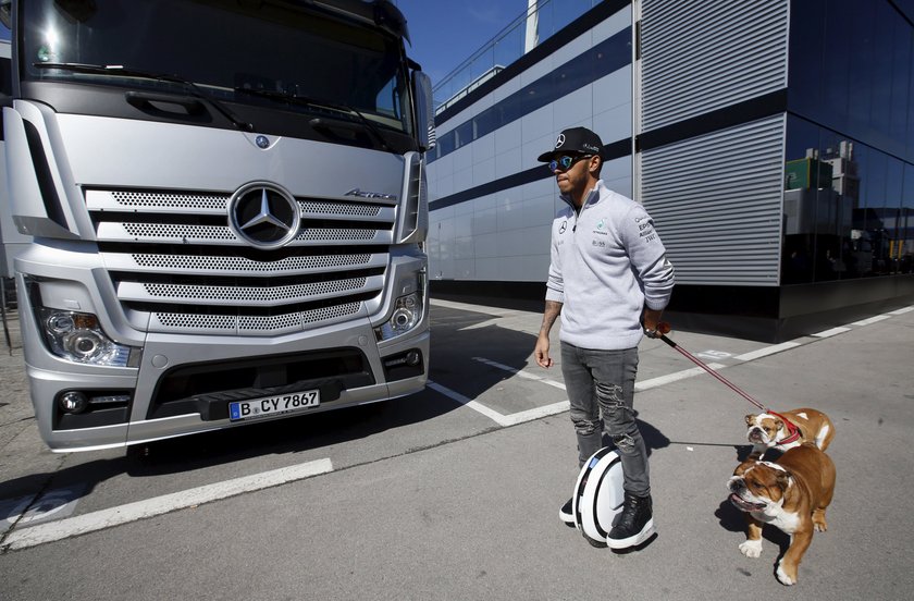 Lewis Hamilton na dziwnym spacerze z psami na katalońskim torze