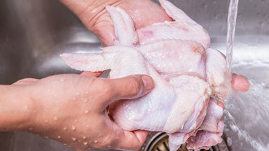 Mycie drobiu przed gotowaniem może być groźne dla zdrowia. Dlaczego?