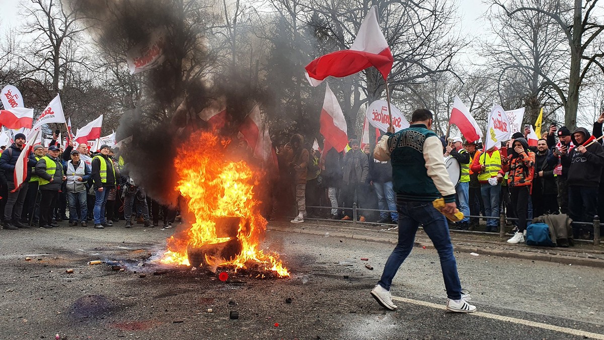 Hołownia komentuje zamieszki. "Działania haniebne", "chuligani" [RELACJA NA ŻYWO]