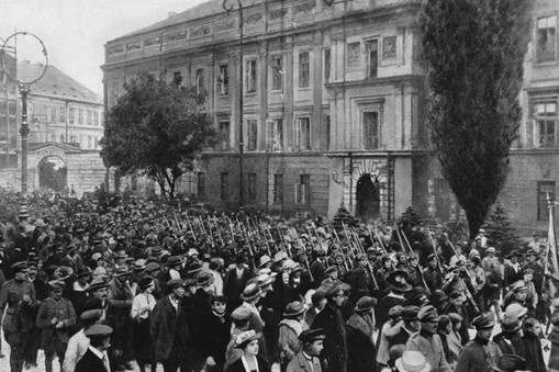 Russo Polish War 1920& Marching with fixed bayonets on their way to the front : the Polish women's l