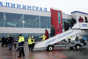 Pasażerowie wysiadają z samolotu na lotnisku w Kaliningradzie