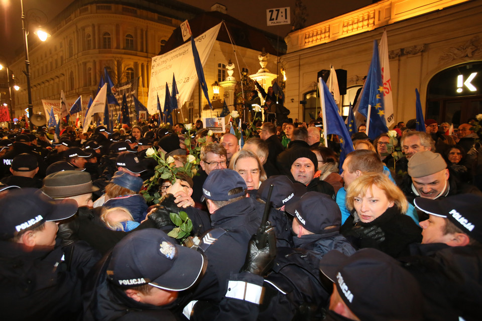 Zwolennicy Unii Europejskiej oddzieleni kordonem policyjnym od uczestników Marszu Pamieci