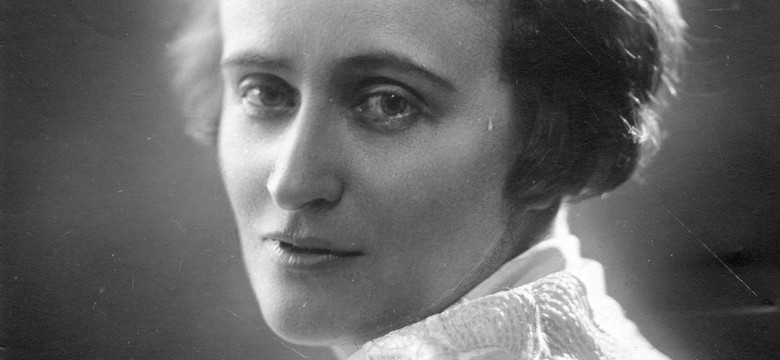 Urzędniczka i czarownica, która zmieniła datę urodzin. Sekrety poetki zakochanej w Marszałku