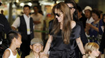Angelina Jolie z dziećmi: Maddoxem (8 l.), Zaharą (5 l.), Paxem (6 l.) i Shiloh (4 l.), na lotnisku w Japonii.