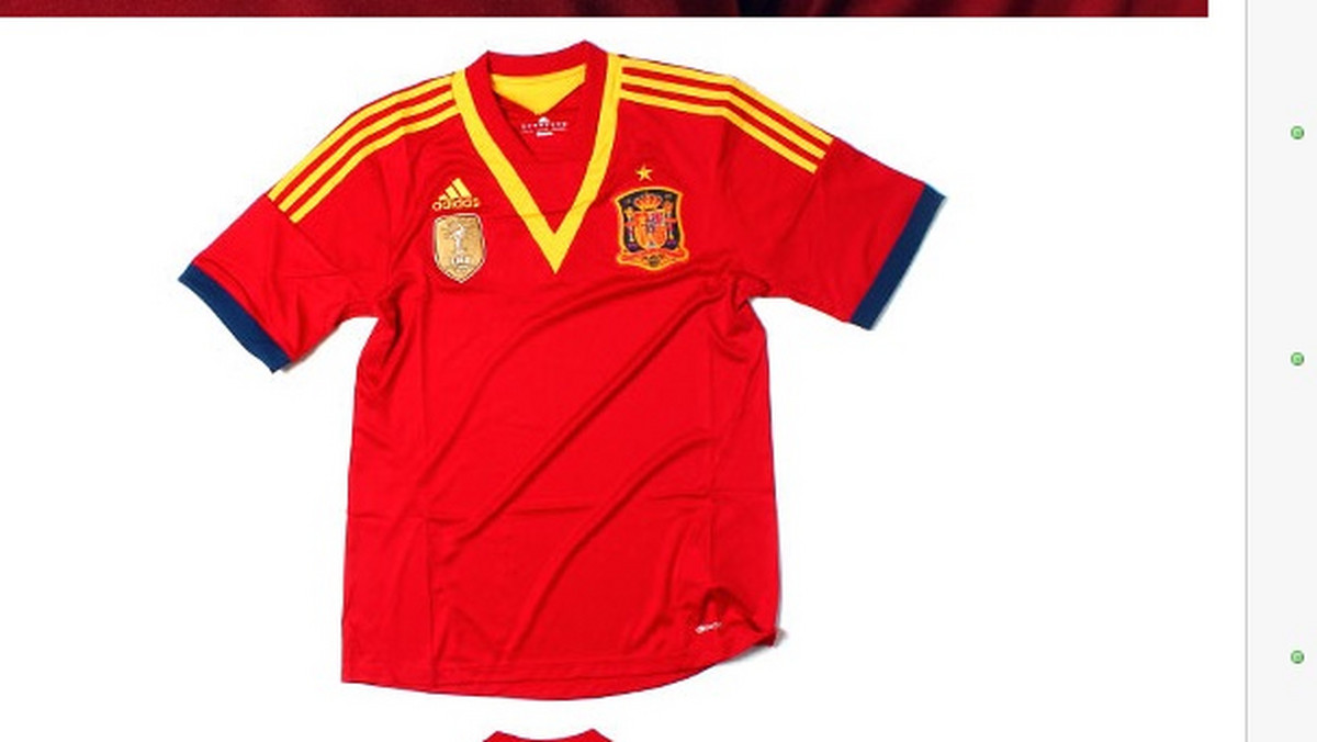 Piłkarze Hiszpanii w środowym towarzyskim meczu z Panamą wystąpią w nowych koszulkach nawiązujących w stylizacji do strojów z 1924 roku. Nowością jest złota litera V imitująca dekolt, która symbolizuje ostatnie sukcesy.