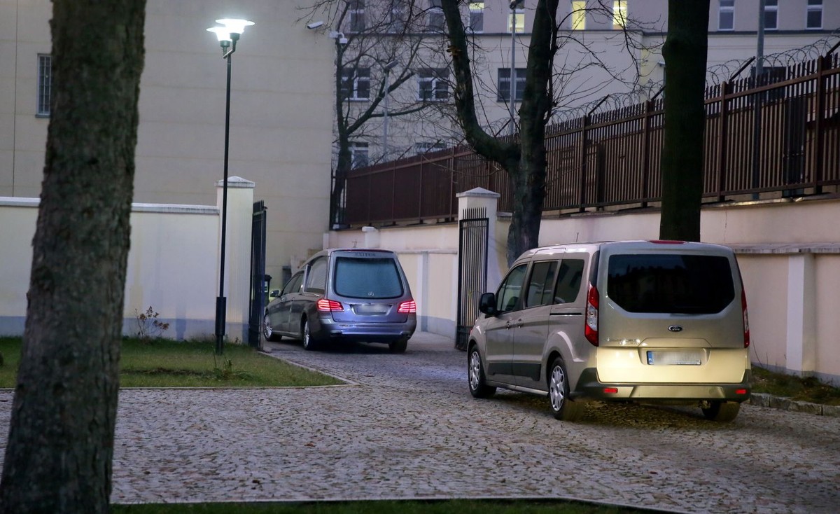 Eskortowany przez policję karawan z ekshumowanymi szczątkami Tomasza Merty wjeżdża do Zakładu Medycyny Sądowej przy ul. Oczki w Warszawie