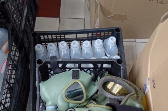 GAS MASKE, MOTOROLE, PETARDE, RADIO STANICE Evo šta su pripadnici UKP danas pronašli i zgradi Rektorata (FOTO)