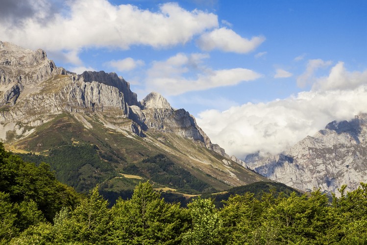 Picos de Europa – należy do Gór Kantabryjskich i leży w Hiszpanii. W języku polskim Picos de Europa oznacza „szczyty Europy”, nazwę tą zawdzięczamy żeglarzom, którzy wracali z atlantyckich wypraw. Park narodowy Picos de Europa jest idealnym miejscem dla miłośników wspinaczki. Warto dodać, że wstęp do parku jest bezpłatny.