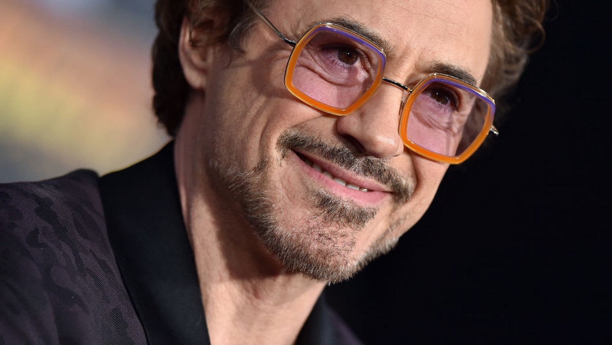 <strong>Kiedy Robert Downey Jr. wchodził na plan filmu "Iron Man" Jona Favreau, miał na koncie jedną nominację do Oscara. Stało też za nim uwielbienie krytyków. Jednak choć już kilka lat wcześniej pomyślnie zakończył odwyk, wciąż ciągnęła się zła sława uzależnieniowca, który potrafi rozwalić plan. Dziś 55-latek to już nie problematyczny, zdolny gość ze średniobudżetowych dramatów, a jeden z najbardziej kasowych gwiazdorów kina komercyjnego. </strong>