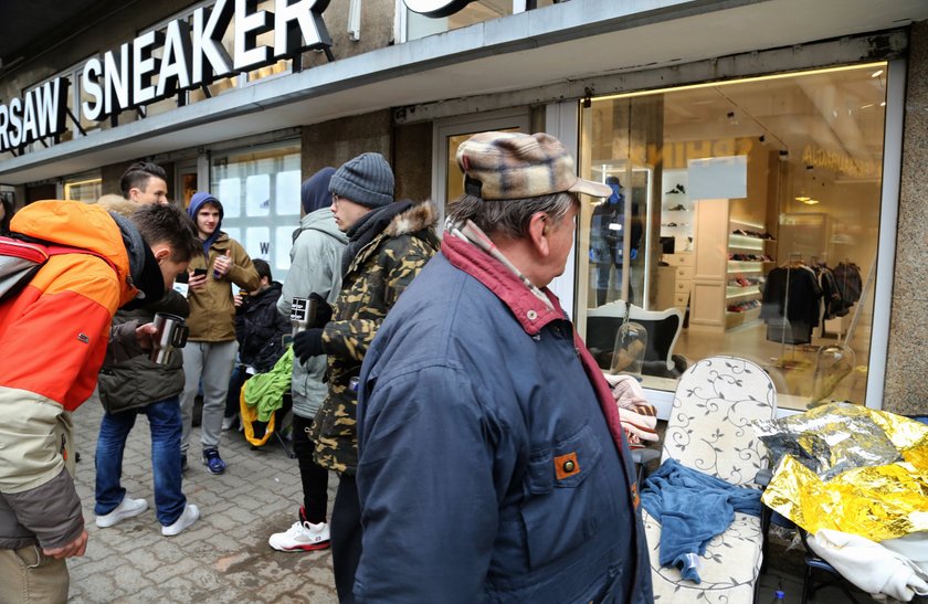 Kolejka w Warszawie przy ulicy Chmielnej