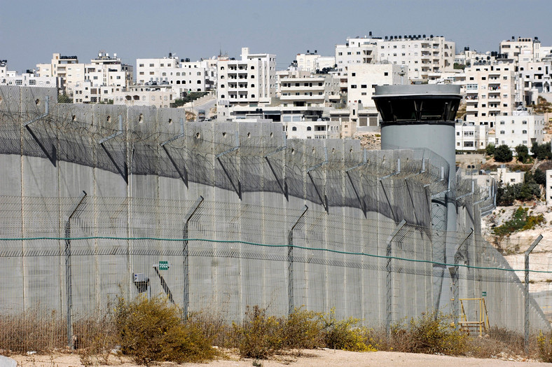 Mur oddzielający Zachodni Brzeg Jordanu od Jerozolimy. W tle palestyńskie miasto A-Ram, fot. Esteban Alterman/Bloomberg News