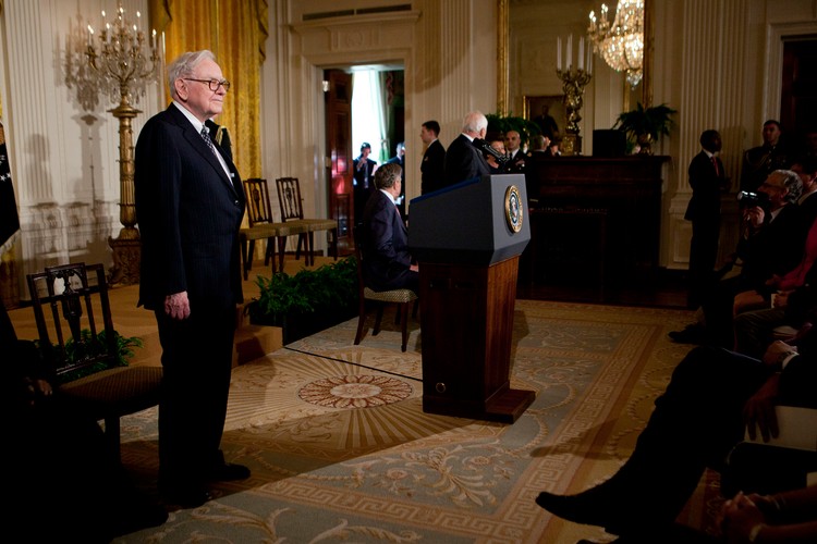 Warren Buffett, prezes i dyrektor generalny firmy Berkshire Hathaway Inc, obecny na uroczystości Presidential Medal of Freedom w Białym Domu w Waszyngtonie, DC, USA