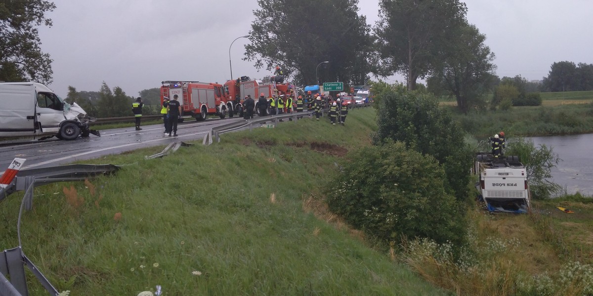 Zderzenie busa z autobusem PKS. Kilkanaście osób rannych!