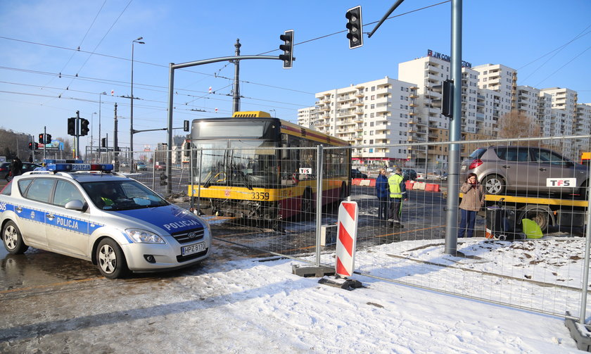 Wypadek na Bemowie. Autobus zderzył się osobówką.