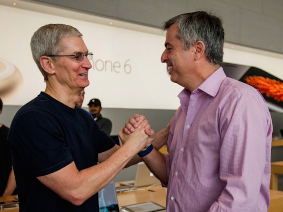 Tim Cook and Eddy Cue, senior vice president of internet software and services at Apple, during the sales launch for the iPhone 6 and iPhone 6 Plus at the Apple Inc. store in Palo Alto, California, U.S., in 2014.