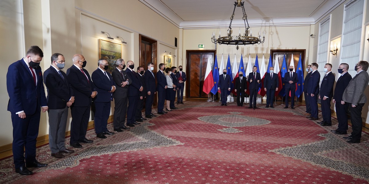 Z Radą Ministrów po rekonstrukcji pożegnają: wicepremier i minister rozwoju Jadwiga Emilewicz, minister funduszy regionalnych Małgorzata Jarosińska-Jedynak oraz minister sportu Danuta Dmowska-Andrzejuk.