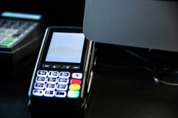 Polacy chcieliby płacić bezgotówkowo na bazarach i w toaletach publicznych [RAPORT]