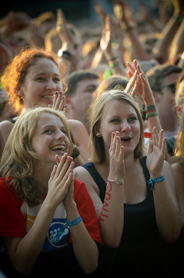 Publiczność pod sceną na festiwalu Heineken Open'er (fot. Artur Rawicz/Onet)