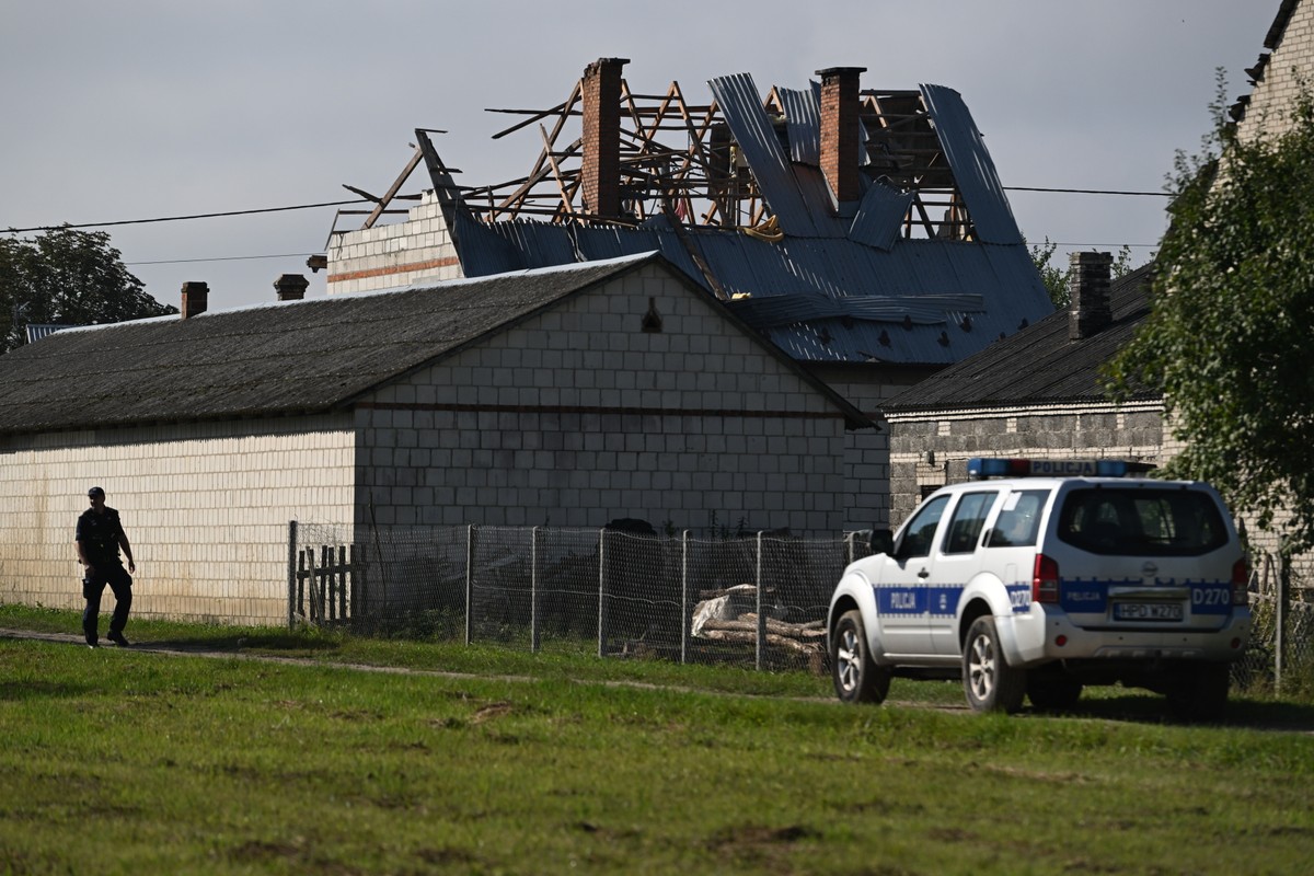 Zniszczony przez drona dach budynku mieszkalnego