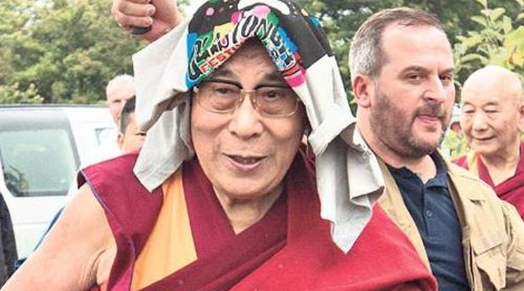 Fesztiválozókkal bulizott  a dalai láma