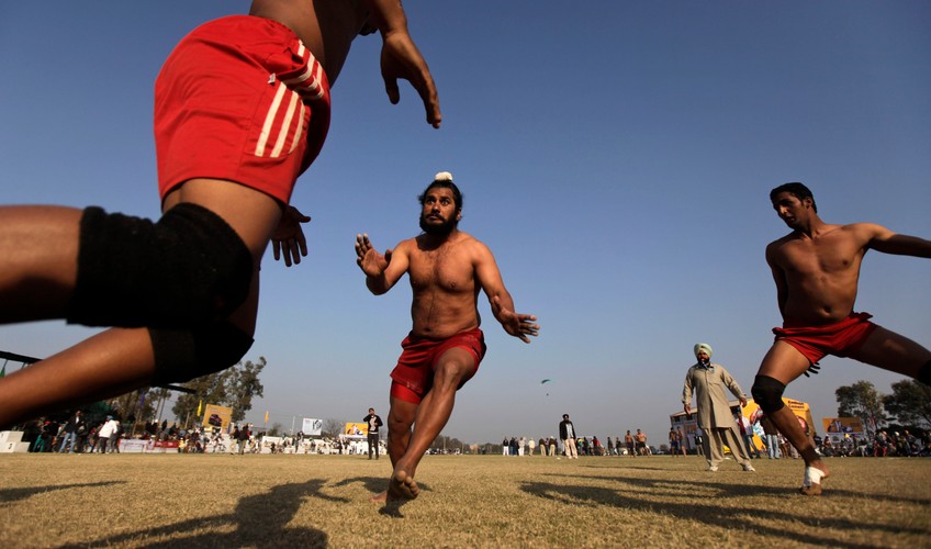 Kabaddi, popularna w Indiach gra zespołowa. 'Kabaddi' w języku hindi znaczy 'utrzymać oddech'. Gra polega na przedostaniu się do kręgu tworzonego przez zawodników drużyny przeciwnej i wyeliminowanie rywala przez dotknięcie. Wtedy ma 20 sekund na powrót do swojej drużyny. Rozgrywki kabaddi sa niezwykle dynamiczne. Co ciekawe, to gra ta stała się nawet dyscypliną olimpijską. Zawody kabaddi organizowane są na Igrzyskach Azjatyckich