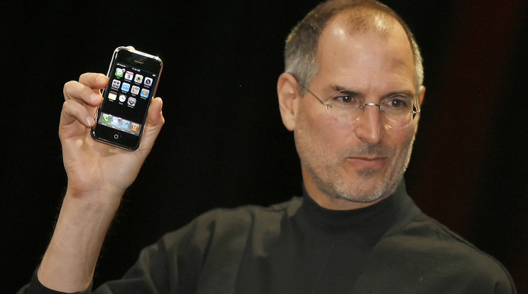 2007: Steve Jobs bemutatja az első iPhone készüléket, amely alap­jaiban változtatta meg a 
mobilpiacot/Fotó:AFP