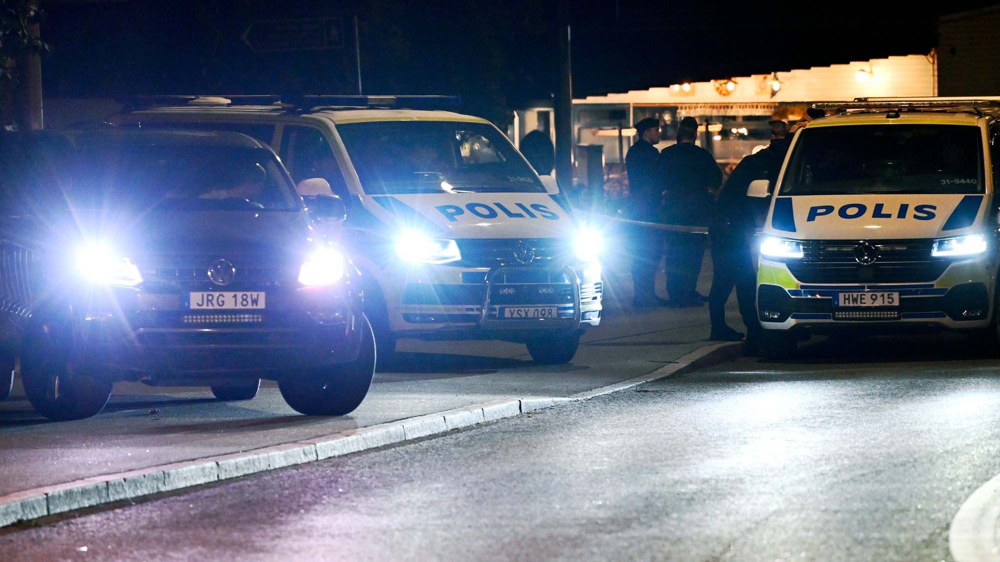 Policajti hliadkujú pred izraelským veľvyslanectvom v Štokholme.
