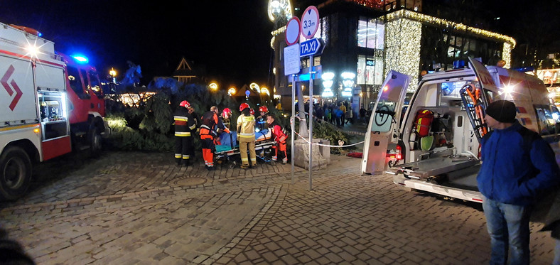 20-metrowa świąteczna choinka na Krupówkach przewróciła się na przechodniów