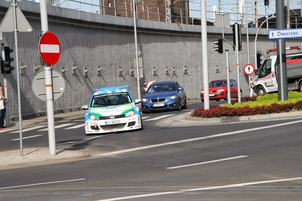 Tramwaj kontra samochód. Który był szybszy w Katowicach?