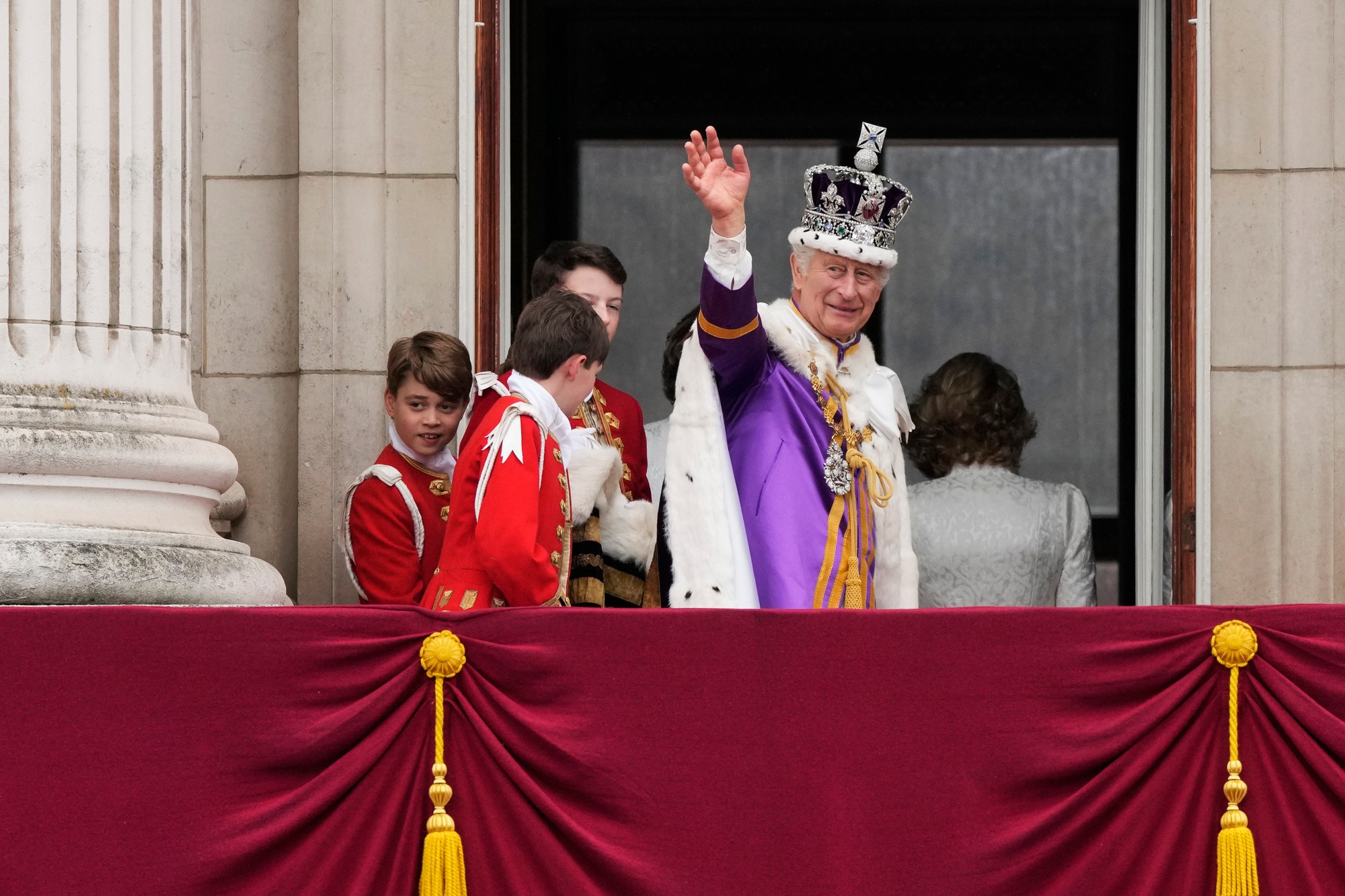 Karol III. máva na balkóne Buckinghamského paláca.