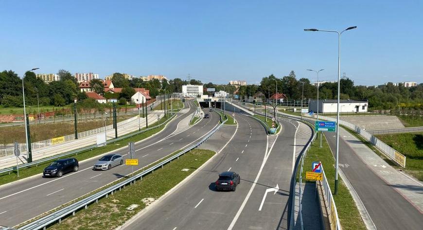 Trasa Łagiewnicka pozwala na swobodny przejazd pomiędzy południowymi dzielnicami miasta, z pominięciem wąskich, osiedlowych ulic