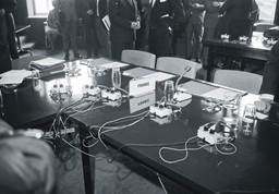 bruksela: puste krzesła de gaulle’a