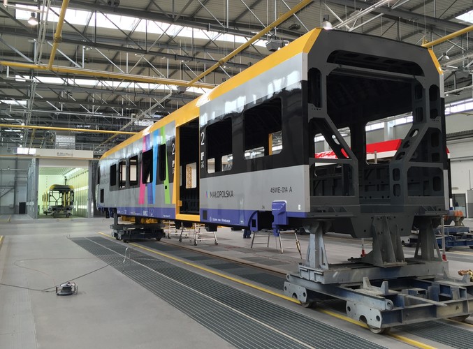 Sześć pojazdów zostanie dostarczonych do listopada br., a siedem kolejnych do lutego 2017 r.  Miało być ich w sumie 12, ale samorząd Małopolski skorzystał z opcji dokupił jeden dodatkowy pojazd bez przetargu. Tu pojazdy trafią nie do miejscowego oddziału Przewozów Regionalnych, ale do marszałkowskiej spółki Koleje Małopolskie, która jest jego konkurentem. Obsłużą m.in. trasę Kraków-Tarnów. O ten kontrakt Newag stoczył istną bitwę prawną z Pesą Bydgoszcz w Krajowej Izbie Odwoławczej i w sądzie.