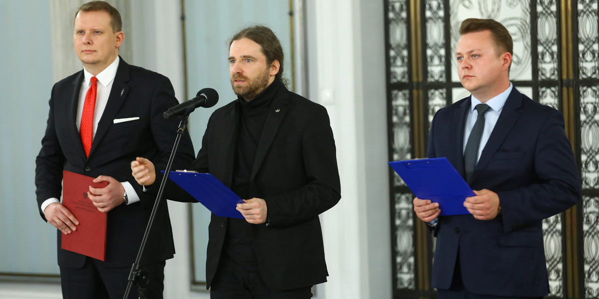 Konferencja Konfederacji. W środku poseł Dobromir Sośnierz