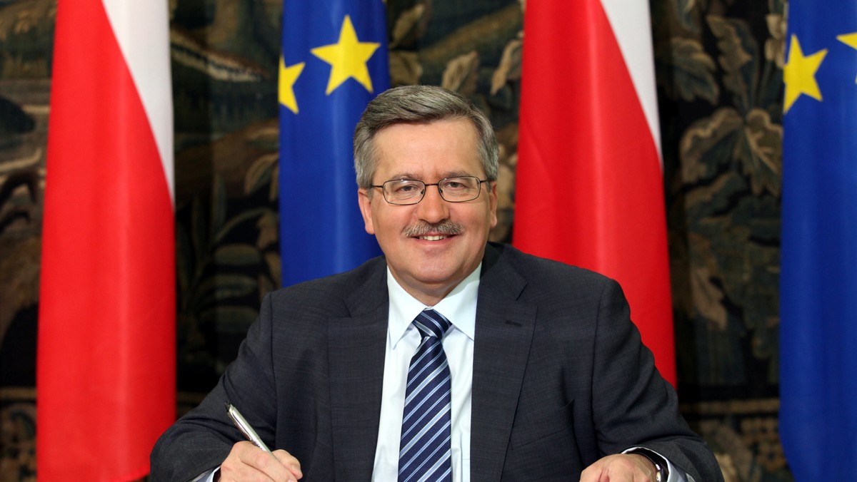 Bronisław Komorowski złożył przysięgę prezydencką. Chwilę wcześniej Zgromadzenie Narodowe uczciło minutą ciszy pamięć Lecha Kaczyńskiego, który zginął w katastrofie smoleńskiej.