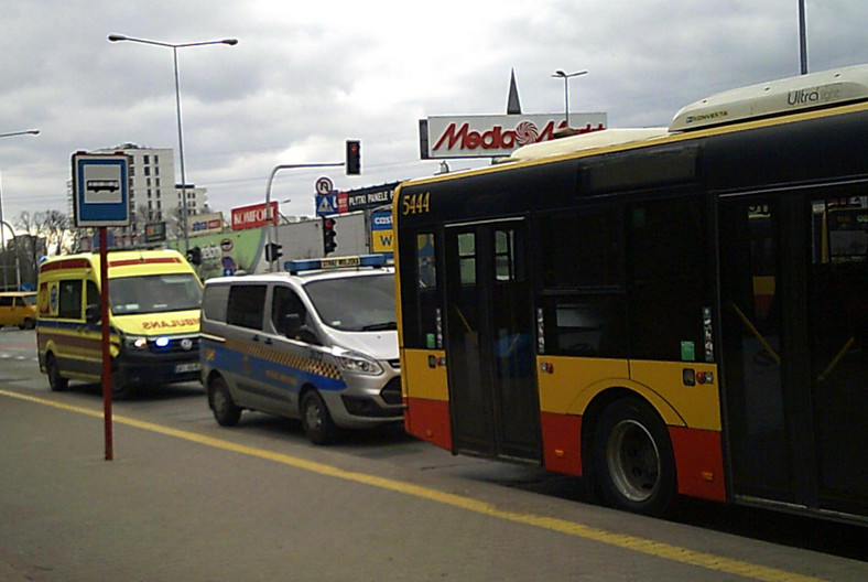 Strażnicy miejscy i ratownicy uratowali pasażera autobusu
