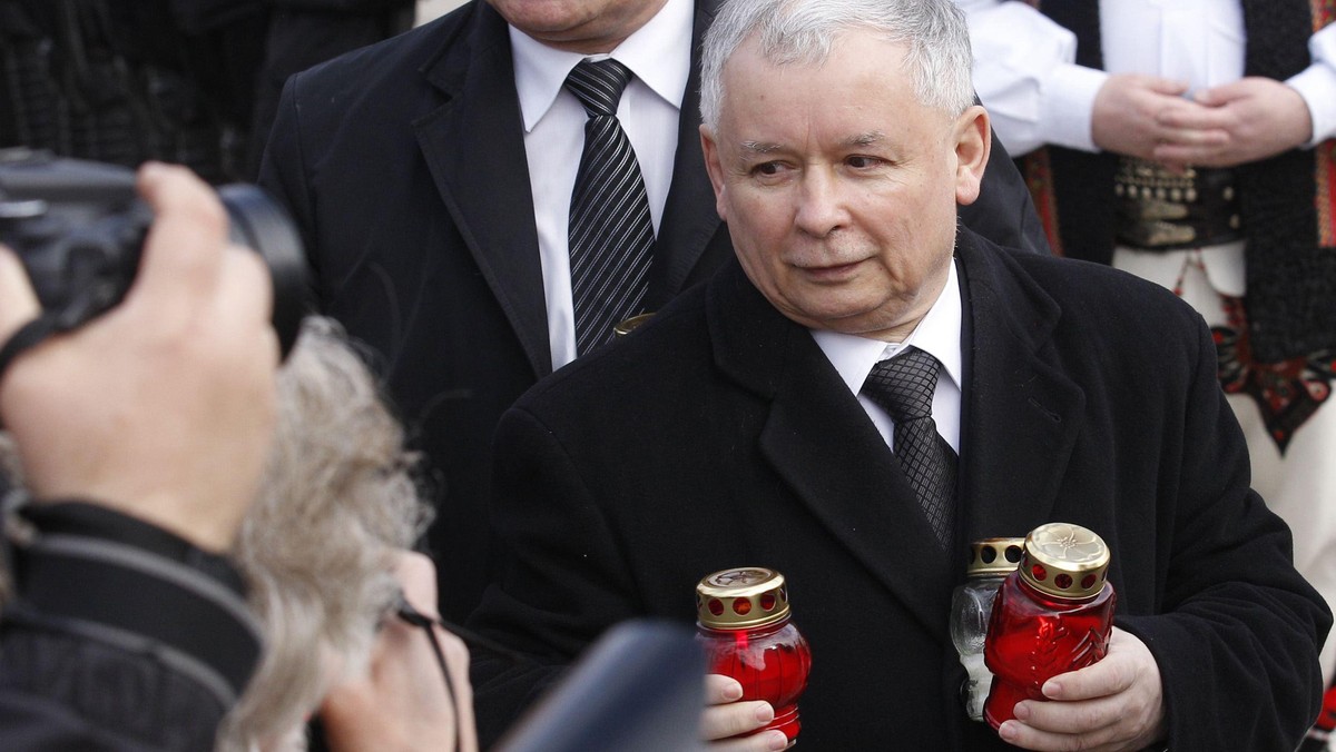 Szef PiS Jarosław Kaczyński mówi w wywiadzie dla PAP o swoim pierwszym spotkaniu z Janem Pawłem II, o tym dlaczego w rocznicę katastrofy smoleńskiej cytował słowa papieża oraz o tym, że żadna partia polityczna nie może być spadkobierczynią papieża, bo polityka jest z natury grzeszna.