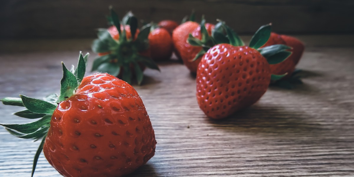 Jeszcze kilkanaście lat temu praca sezonowa przy zbiorze truskawek była dość popularna wśród młodych osób. Obecnie trudno o pracowników, mimo że zarobki są nieco wyższe