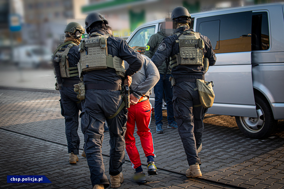 Policja rozbiła grupę, czerpiącą korzyści z nierządu innych