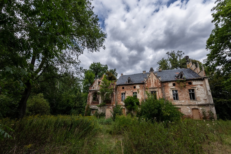 Opuszczony pałac rodziny von Hoffman w Stoszycach