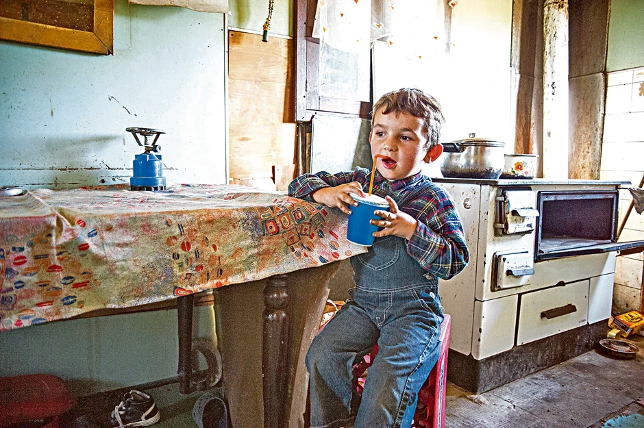 Ivanu su u školi dali tri keksa i on je u džepu od jakne sva tri doneo kući. Pružio je Joci jedan, zamislio se, pa mu dao još jedan, koje malac nije gricnuo, već počeo da ih liže - da mu duže traju