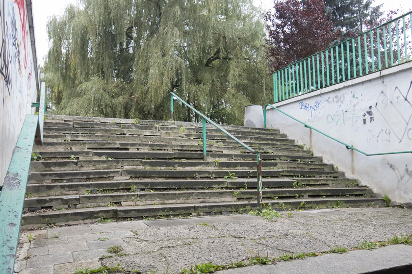 Schody do przejścia podziemnego w okolicy ul. 3 Maja i Narutowicza