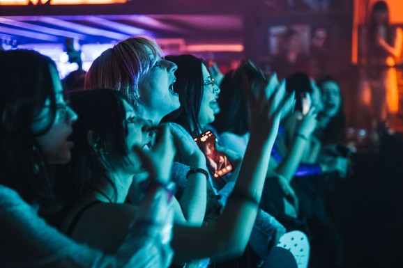 POČEO KONCERTNI MARATON Buč Kesidi u Zappa Bazi: Disko šljokice i dva sata euforije