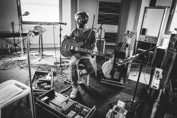 Tomasz Organek podczas pracy nad 'Placówką '44'