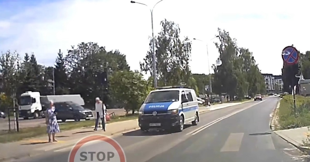 Nagrali radiowóz na pasach. W sieci lawina komentarzy