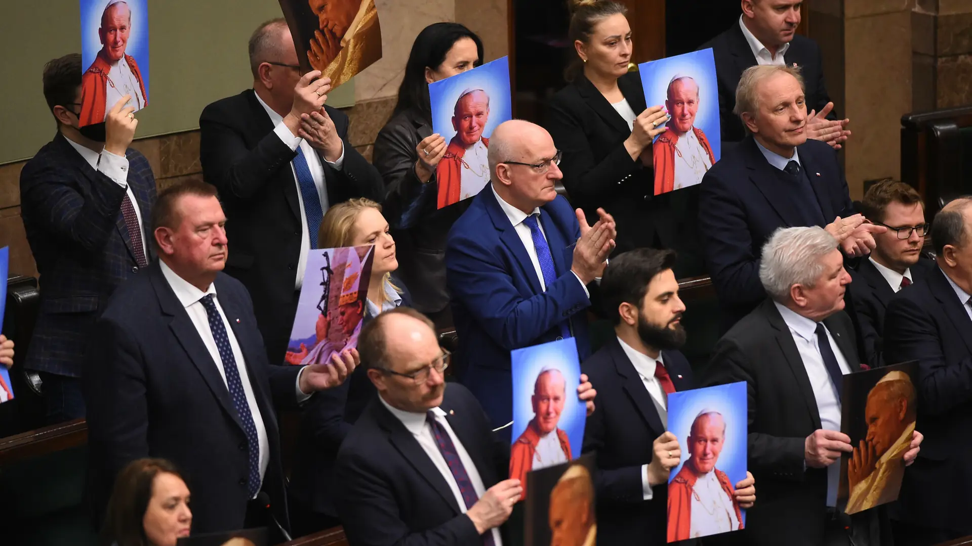 Sejm przyjął uchwałę ws. obrony dobrego imienia św. Jana Pawła II. "Takiej świętości nie damy szargać"