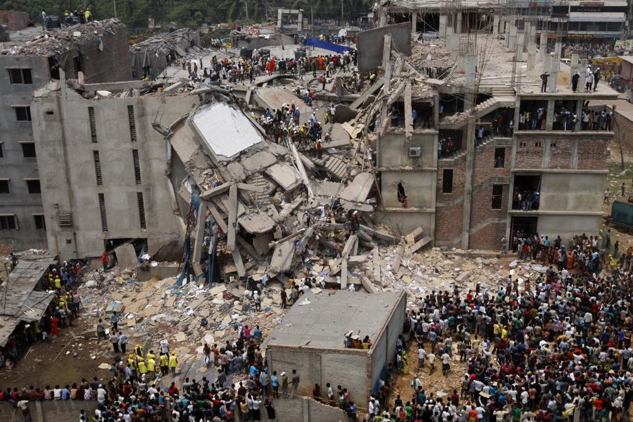 Zawalony budynek Rana Plaza w Dhace. W wyniku katastrofy budowlanej 24 kwietnia 2013 roku zginęło 1127 osób, a blisko 2,5 tys. zostało rannych