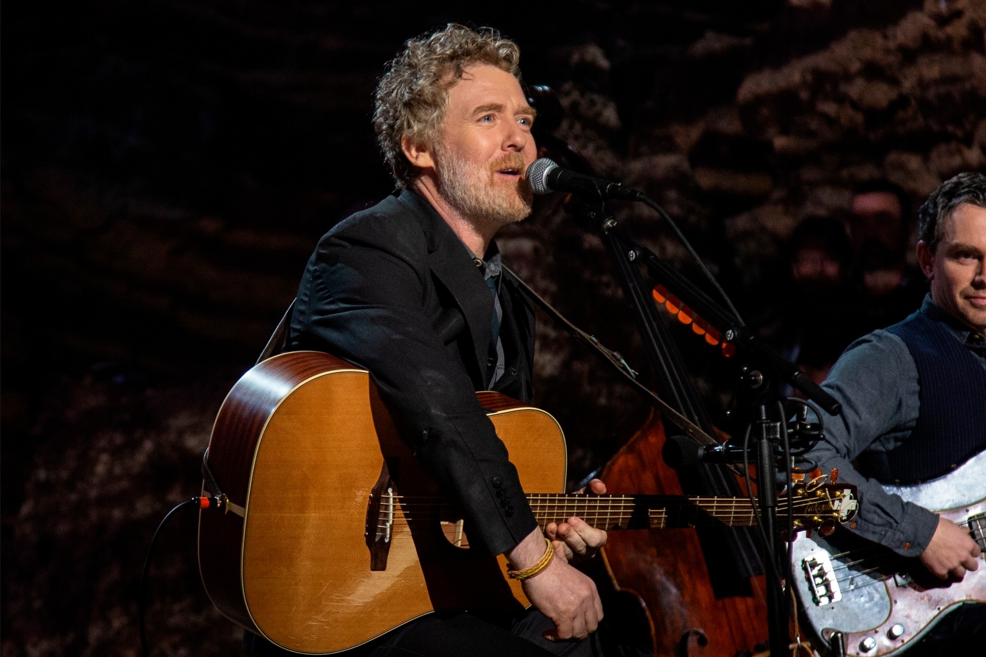 Hudobník a herec Glen Hansard zomrel po havárii na motorke.