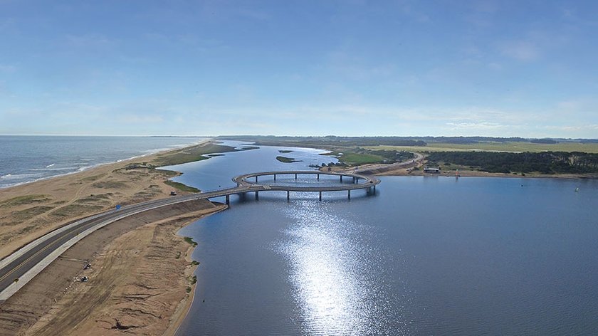 Okrągły most rozpięty jest nad laguną Garcón w płd. Urugwaju